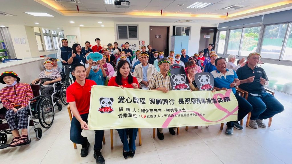 退休教師夫妻捐贈復康巴士予台東成功鎮多元照顧中心