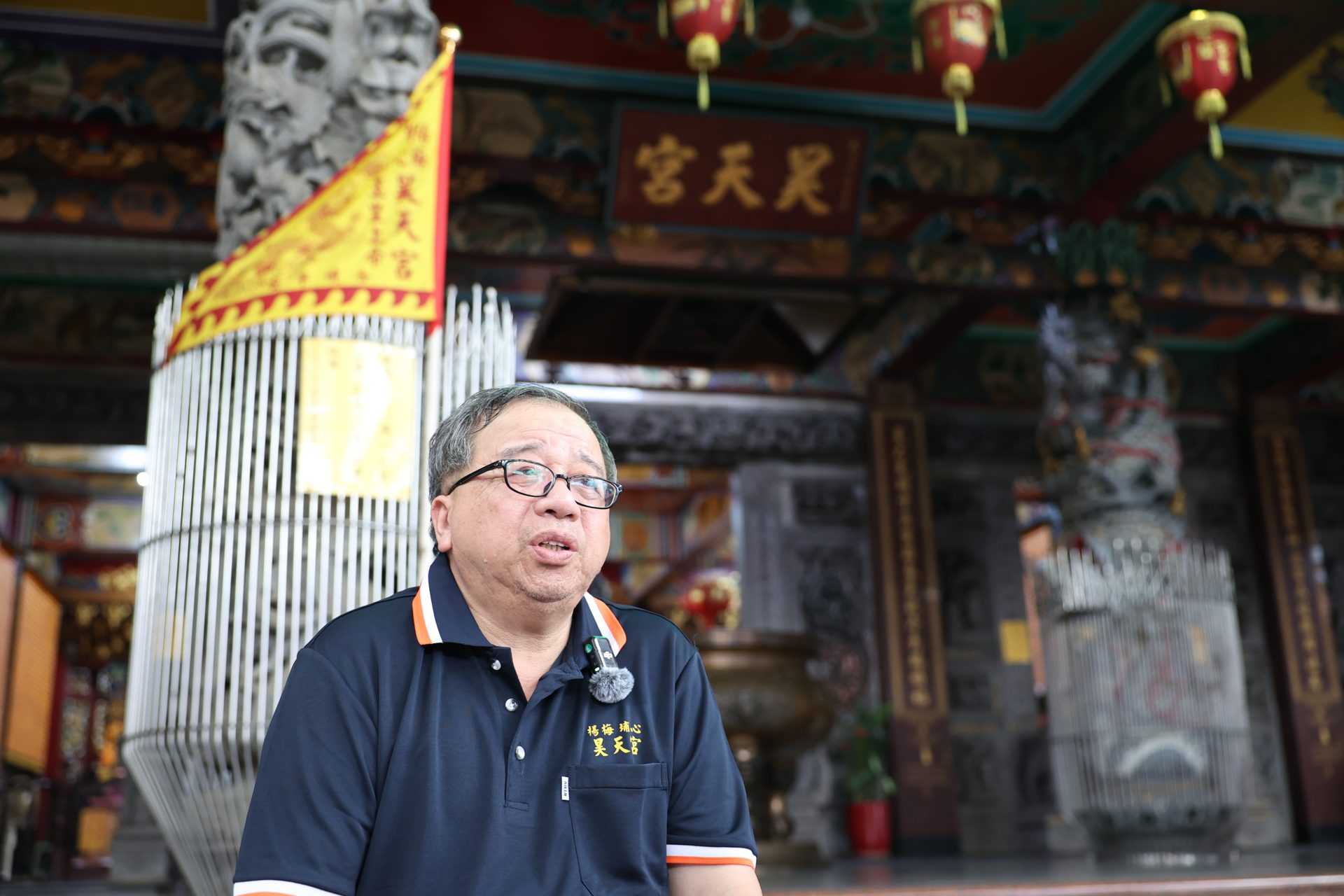 楊梅埔心昊天宮廟方人員於正殿前受訪，談宮廟捐贈復康巴士回饋社會